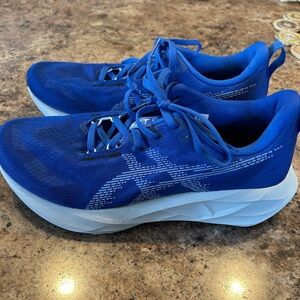 ASICS Novablast 5 in Blue sz 9
